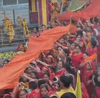 UJJAIN NEWS : ऋणमुक्तेश्वर महादेव से बगलामुखी धाम तक निकली सनातनी चुनरी यात्रा, तलवार लेकर घोड़े पर सवार दिखी महिला