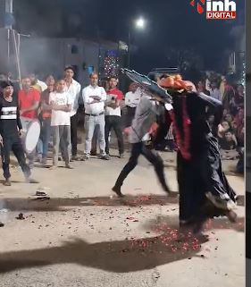 ANUPPUR NEWS : नवरात्रि में आस्था का अद्भुत नजारा, मां काली के रूप में अंगारों पर नंगे पैर नृत्य करते दिखे श्रद्धालु