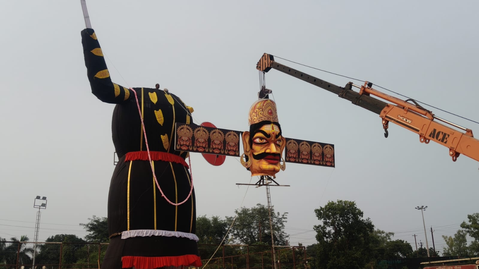 CHHATARPUR NEWS : छतरपुर में 62 फीट के रावण का होगा दहन, अमेरिकन स्टाइल की बग्गी में सवार होकर ग्राउंड पहुंचेंगे प्रभु श्रीराम