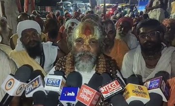 UJJAIN NEWS : सनातनी यात्रा में पुष्प वर्षा की अनुमति नहीं, कंप्यूटर बाबा ने संतों के साथ किया कलेक्टर बंगले का घेराव 