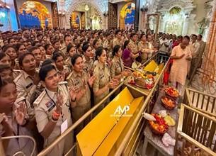 नवरात्रि मेला शांतिपूर्ण संपन्न होने पर मां बम्लेश्वरी के दरबार पहुंची पुलिस, बैंड की धुनों के बीच की आरती