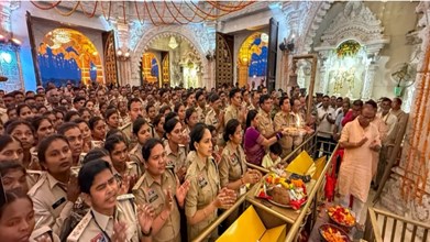 Dongargarh News:  मां बम्लेश्वरी के दरबार में नतमस्तक हुई खाकी, नवरात्रि ड्यूटी के बाद पुलिस जवानों ने की पूजा-अर्चना