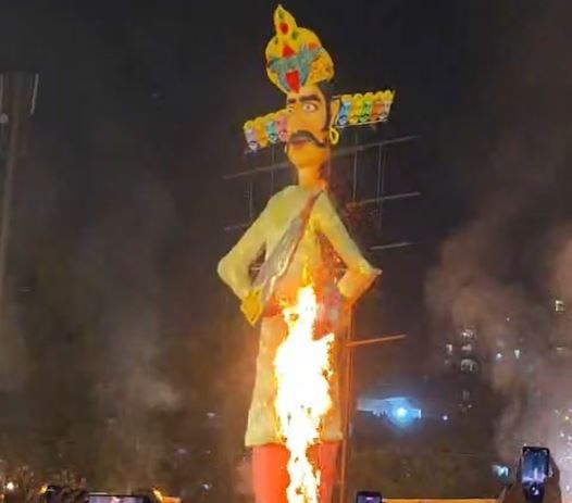 INDORE NEWS : इंदौर में दिखा दशहरे का भव्य नजारा, 111 फीट के रावण का हुआ अंत, आतिशबाजी से जगमगाया दशहरा मैदान