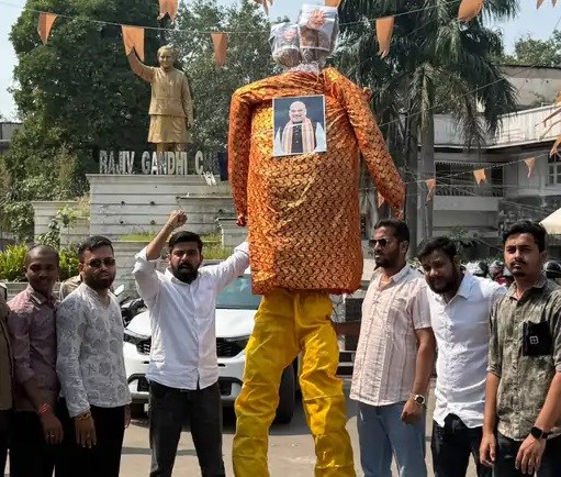 रायपुर में NSUI का प्रदर्शन, PM मोदी और मुख्य चुनाव आयुक्त के 21 फीट के पुतले फूंके