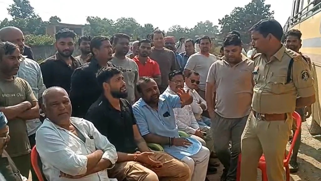 NH-343 पर चक्काजाम, सड़क निर्माण की खामियों से नाराज ग्रामीणों का प्रदर्शन