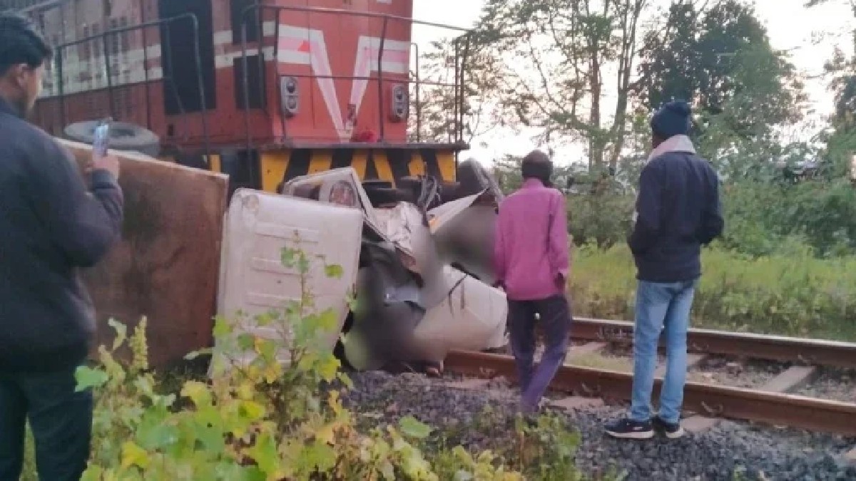 ANUPPUR NEWS : बड़ी खबर ! अनूपपुर में रेलवे क्रॉसिंग पर ट्रेन से टकराई पिकअप, एक युवक की मौत, 6 घायल 