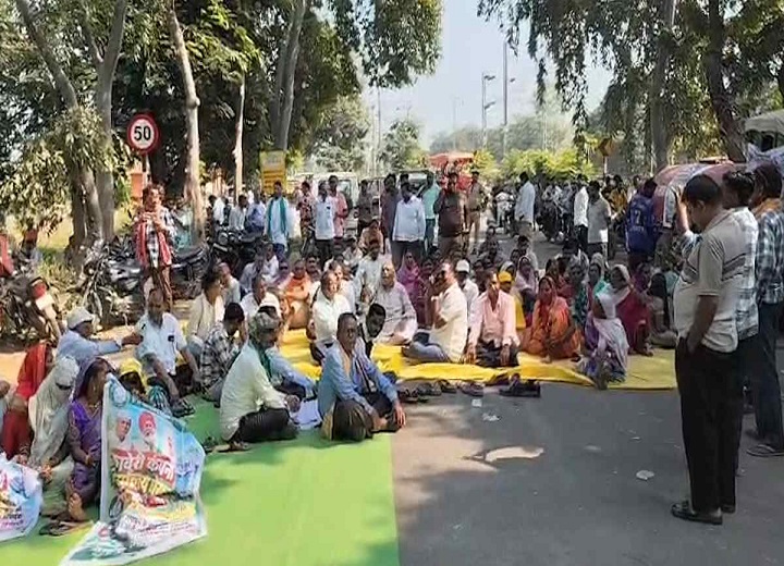 महासमुंद में किसानों का फूटा गुस्सा, कावेरी सीड कंपनी पर 2.38 करोड़ रुपये बकाया रखने का आरोप, NH-353 पर चक्काजाम