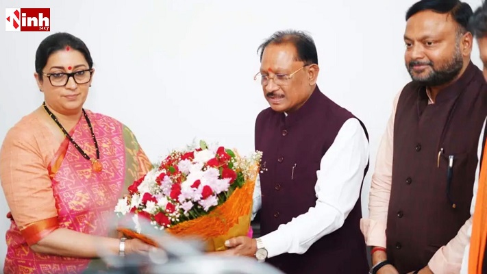 स्मृति ईरानी का रायपुर आगमन, CM साय ने किया अभिनंदन; आज भाजपा संगठन की बैठक