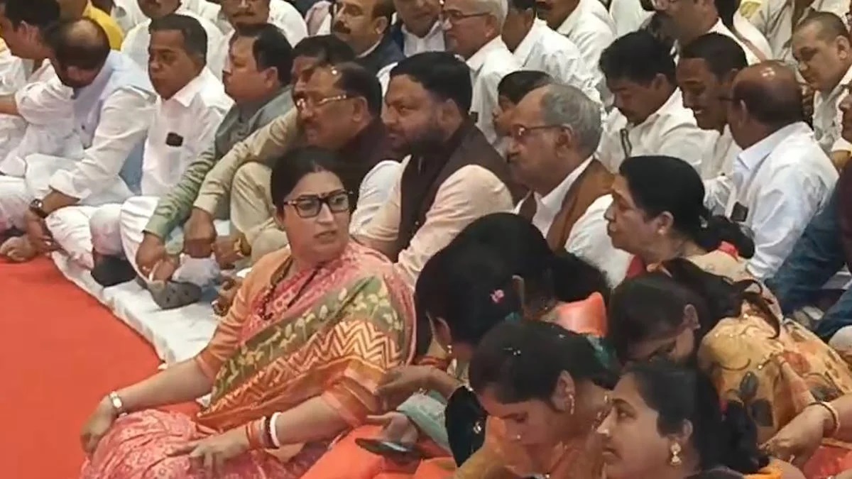 छत्तीसगढ़ पहुंचते ही स्मृति ईरानी का सख्त संदेश, BJP कार्यालय में बिना बुलाए आने वालों को दी नसीहत