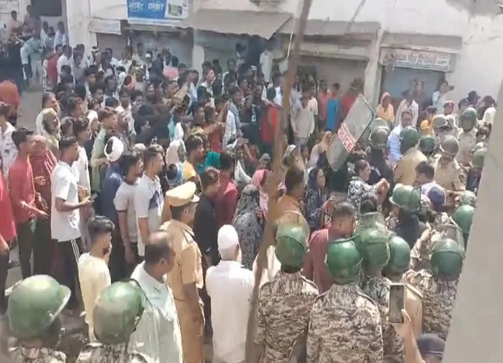 महाराष्ट्र के जलगांव में RSS के पथ संचलन पर बवाल, धार्मिक स्थल के सामने विरोध और पथराव; पुलिस का हल्का लाठीचार्ज