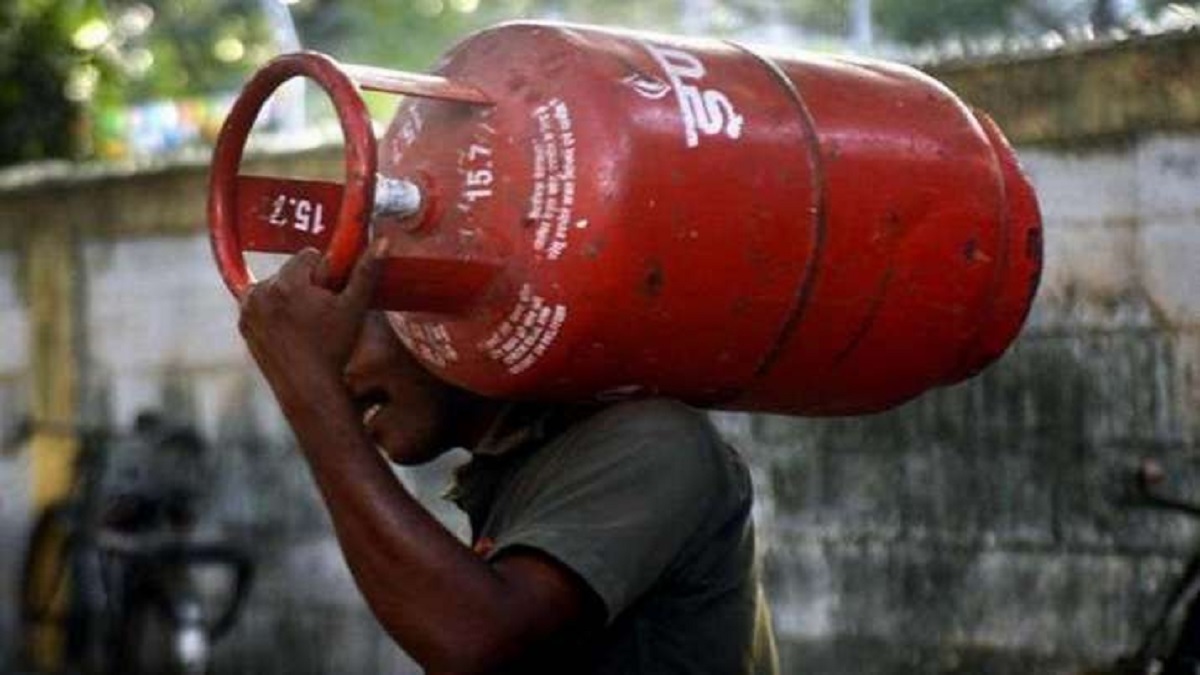 LPG Cylinder Price: हर घरेलू गैस सिलेंडर पर HPCL को ₹245 का घाटा, क्या अब महंगा होगा LPG? जानें आम लोगों पर असर