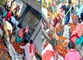टमाटर से भरी पिकअप पलटी, सड़क पर बिखरे टमाटर तो लूटने की मची होड़
