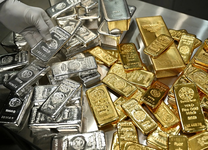 Gold Price Crash: रिकॉर्ड हाई से ₹38,755 सस्ता हुआ सोना, क्या दिवाली 2026 से पहले फिर बढ़ेंगे दाम?