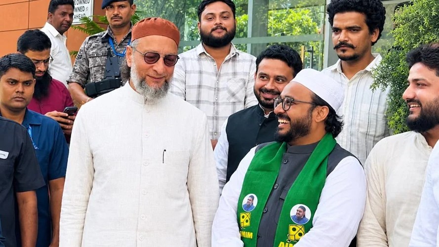 UP Politics: ओवैसी ने यूपी में चला बड़ा सियासी दांव, मुफ्ती ओसामा नदवी को मिली अहम जिम्मेदारी