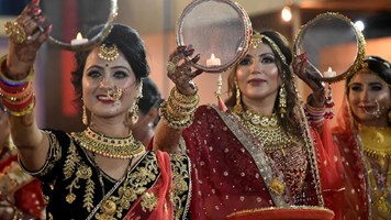 Karwa chauth 2026 : करवाचौथ के दिन महिलाएं इन कामों को करने से बचे, नहीं तो व्रत रह जाएगा अधूरा, यहां देखें शुभ मुहूर्त