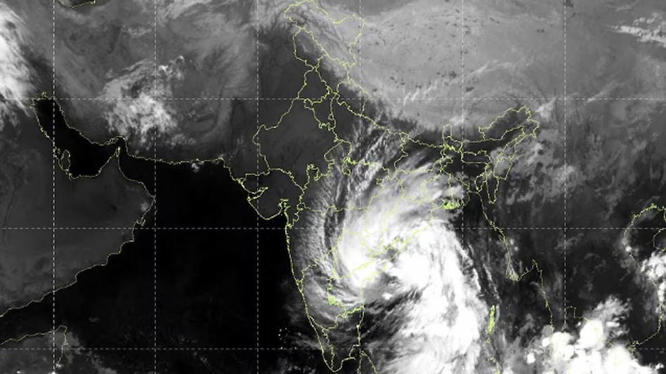 Cyclone Arnab: आंध्र प्रदेश के तट से टकराया चक्रवात, 135 KM की रफ्तार से चली हवाएं; ट्रेनें-फ्लाइट्स प्रभावित