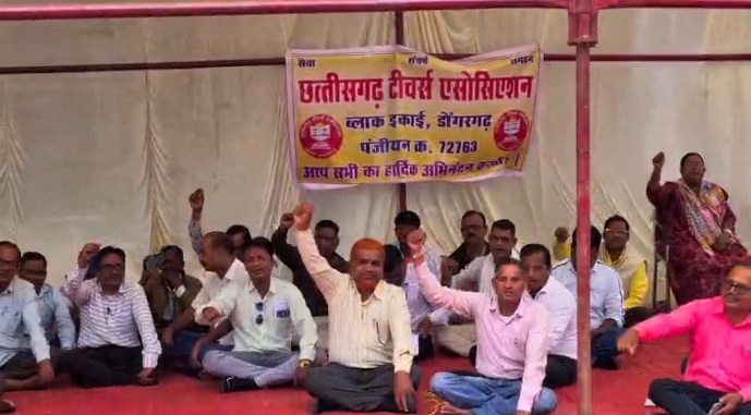 शिक्षकों का फूटा गुस्सा! लंबित मांगों को लेकर सड़क पर उतरे शिक्षक