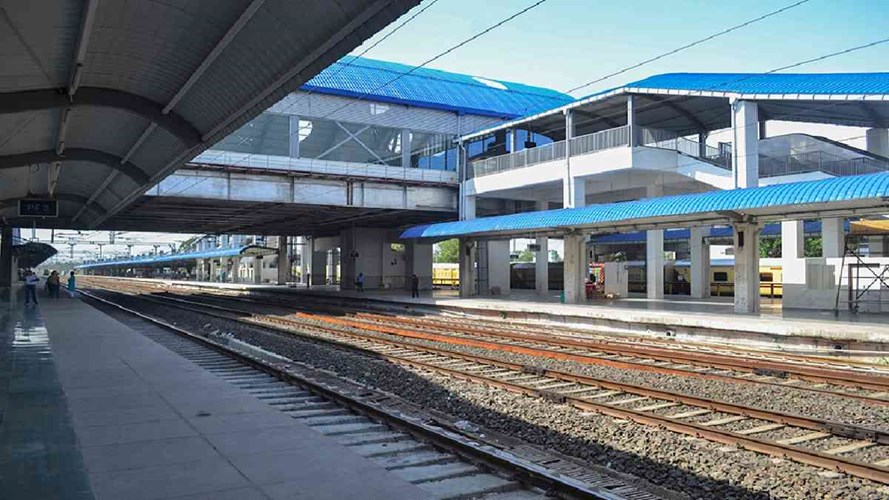 ट्रेन में तेज आवाज में गाने सुनना पड़ेगा भारी, 6 महीने की जेल तक का प्रावधान, जानें रेलवे का नया नियम 