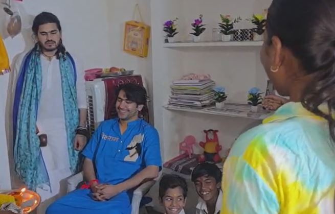 SHIVPURI NEWS : गरीब बहन के घर पहुंचे बागेश्वर धाम सरकार, राखी पर किया वादा निभाया, साथ बैठकर पी चाय