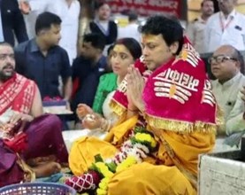 UJJAIN NEWS : बाबा महाकाल के दर्शन के लिए पहुंचे भाजपा नेता विप्लव देब, पत्नी संग की पूजा अर्चना, कहा - यहां आकर शांति मिलती है  ,,,