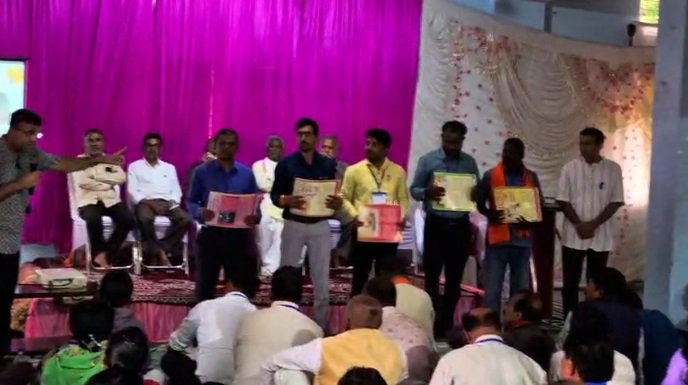 गौ आधारित खेती की पाठशाला, किसानों को सिखाए गोबर-गौमूत्र से जैविक खेती के तरीके