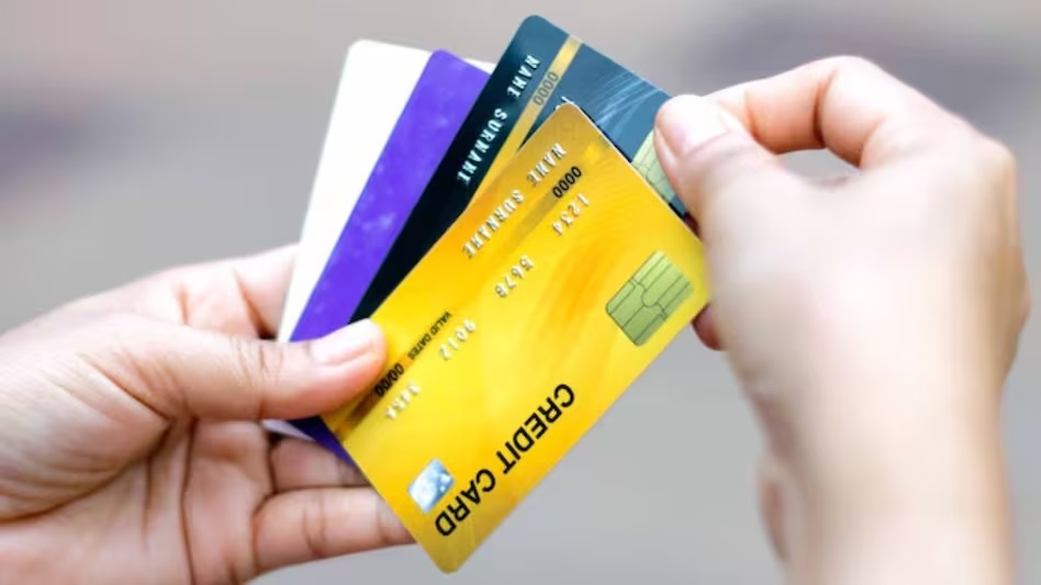 SBI Credit Card: 1 दिसंबर से बदलेंगे नियम, ट्रांसपोर्ट और फ्यूल पेमेंट पर लगेगा 1% अतिरिक्त चार्ज