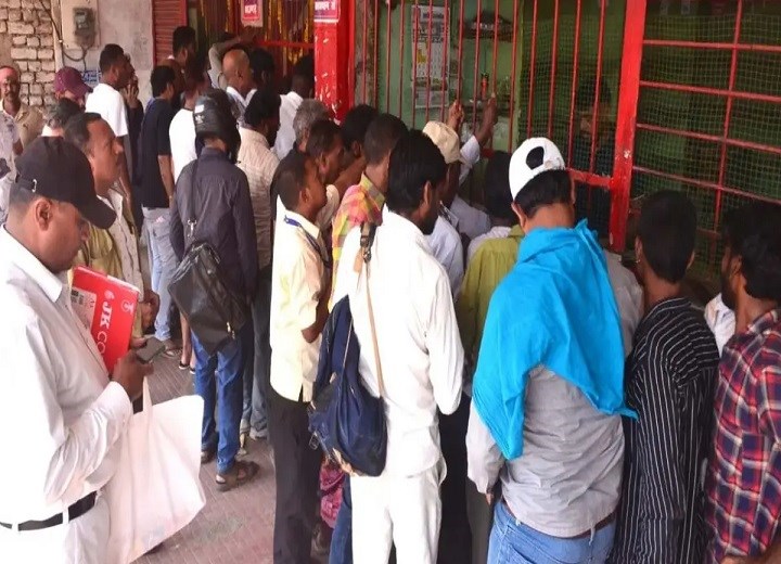 महंगी शराब बेचने पर आबकारी विभाग का एक्शन, उप निरीक्षक सस्पेंड, जिला अधिकारी को नोटिस