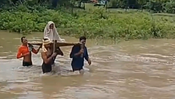 बारिश बनी आफत: बीमार को खाट पर बैठाकर उफनते नाले से कराया पार, पुल की मांग फिर उठी