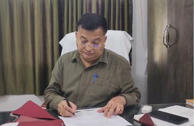 तालाबंदी और विवाद के बाद शिक्षा विभाग का एक्शन, बाबू-भृत्य निलंबित; दो अधिकारियों पर कार्रवाई की सिफारिश