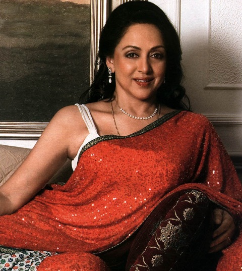 हेमा मालिनी सिर्फ ऐसी एक अभिनेत्री हैं जिन्होंने बॉलीवुड के सभी 5 कपूर के साथ काम किया है।