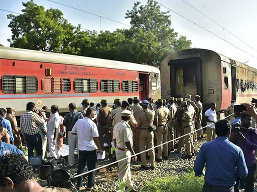 Tamilnadu: मदुरै रेलवे यार्ड पर खड़ी प्राइवेट बोगी में लगी आग, UP के 10 लोगों की मौत